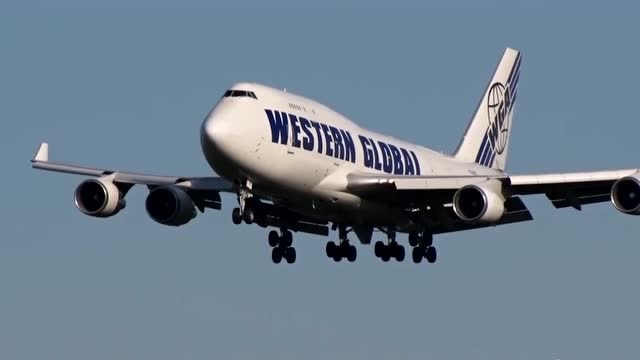 近距离拍摄波音747大型货机降落成田机场