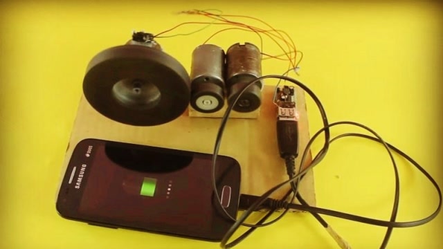 小伙制作了一台自由式发电机,随身携带给手机充电很方便