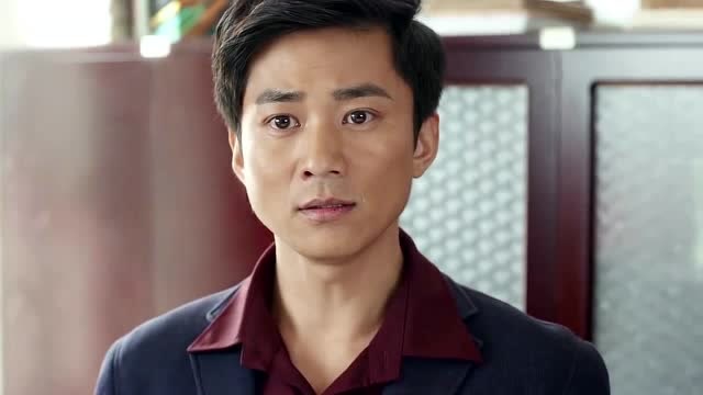 冯来宝得知带队的叫田小草,脸露异样的神情,童年记忆涌现