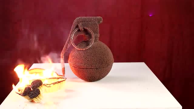 把一万根火柴拼成一颗手雷,然后点燃会怎么样,太壮观了