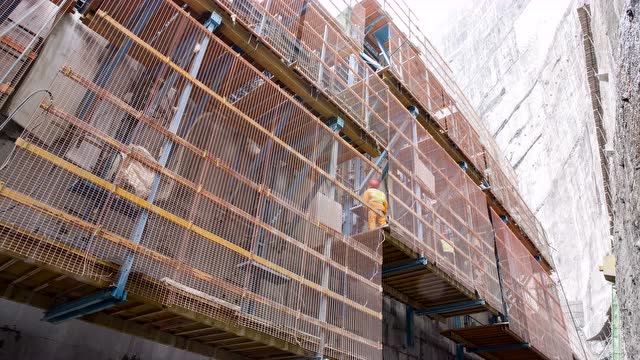 白鹤滩水电站大坝工程应用液压爬升模板