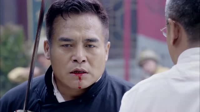 杨二虎在门外要进去解救他爹,被大牛和罐子强制捂嘴拦住