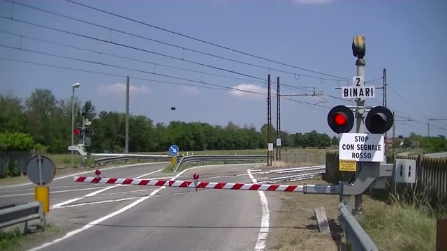 铁路交叉口下的列车通过,一个火车头就拉两节车厢