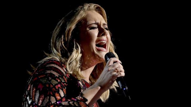 格莱美往届超燃开场表演:阿黛尔献唱格莱美奖《hello》震撼开场