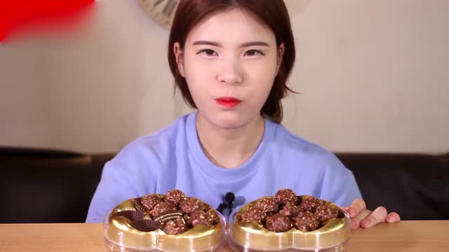 donkey妹妹吃巧克力,一口一个放开肚子任意吃