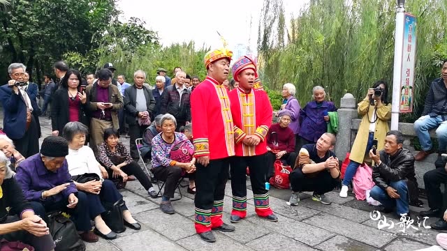 广西壮族山歌歌王街头对唱一心就想对哥好引观众围观