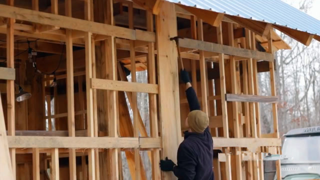 一个人在荒郊野外建一栋木屋,很好奇不用上班吗?哪有那么多时间