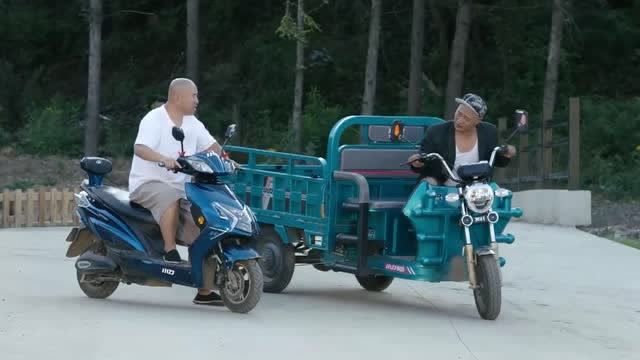 乡村爱情:赵四骑车去买化肥,没想到刘能一叫他,差点翻车!