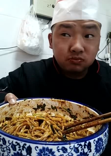 陕西面条哥开吃了,自己做的一大碗的面条,吃的呲溜呲溜的
