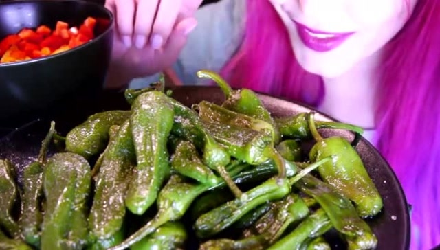 韩国大胃王美女吃脆皮辣椒,香甜美味,没一点辣的感觉