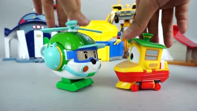 超可爱的变形警车珀利中的直升飞机海利玩具!