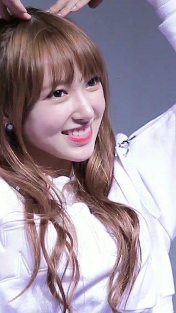 程潇小姐姐亲切跟粉丝互动,比心卖萌停不下来