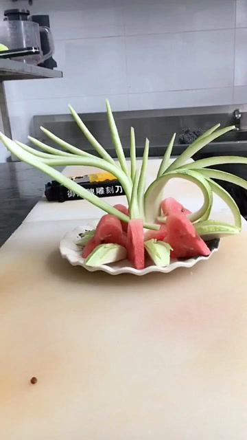 伸手伸腰,西瓜皮拉花教程