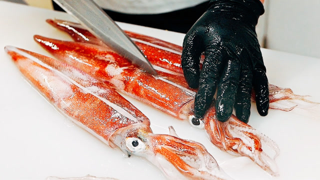 日本厨师现杀章鱼,头被砍下来后仍然在动,做成刺身后你敢吃吗?