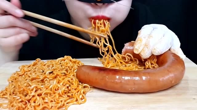 韩国猫妹吃香肠拌面,大口吃的好香网友都看馋了