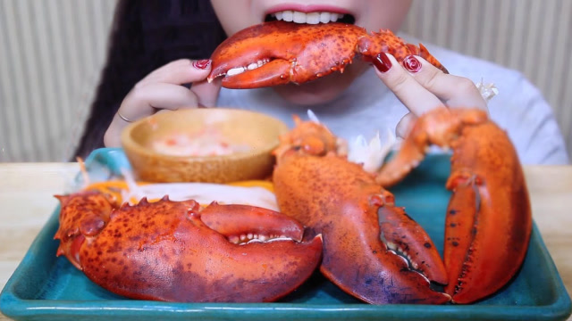 小姐姐吃波士顿龙虾巨钳,肉质雪白细腻,网友:看着就过瘾啊
