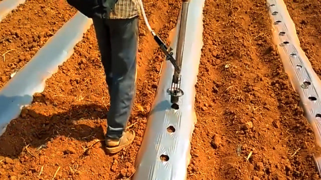 农村小哥发明地膜打孔器,一小时打孔5亩地,低成本高效率!