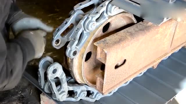 安装挖掘机链轮,牛人直接用手拉,这力气也是没谁了!