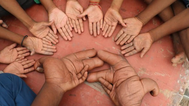 印度男孩拥有一双大手,被视为恶魔的诅咒,却有着平凡的小愿望