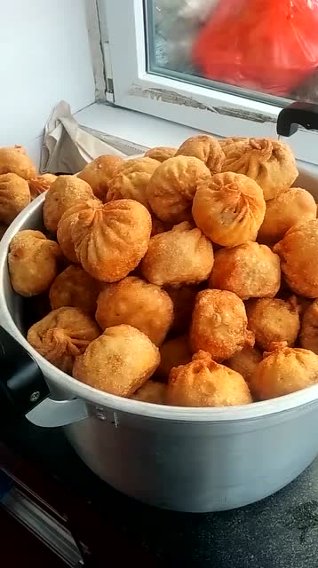 金灿灿的酥皮包子,猜猜是什么馅儿的