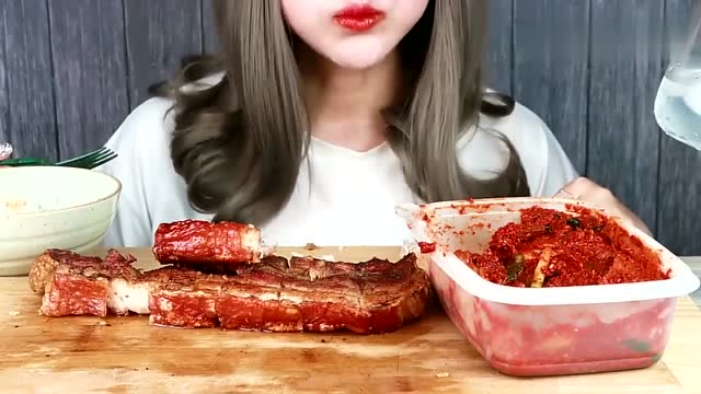 看看女孩吃的泡菜有多辣?红红的全是辣椒,你敢吃吗?