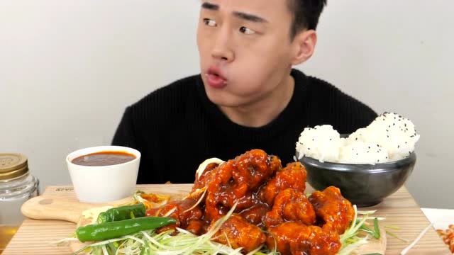 外国男吃货,吃蘸酱菜和超级辣酱炸鸡,发出咀嚼音,吃的美滋滋!