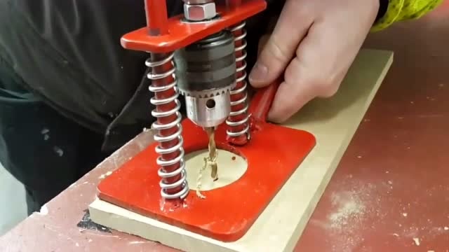 牛人发明电钻固定器,再也不怕把孔打歪了,简直就是神器啊!