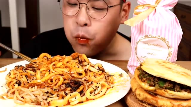吃播欧弟直播吃西安小吃,看着好有食欲,咀嚼声音听着好过瘾!