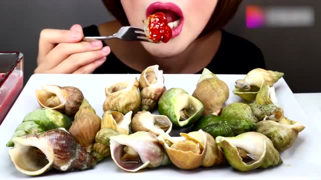 美女吃海蜗牛,鲜嫩多汁,咀嚼音真好听