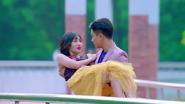 灰姑娘脚疼,不料总裁直接公主抱回去,好甜