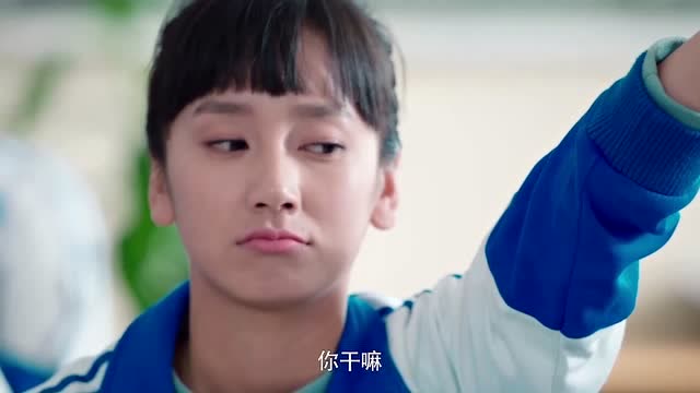 余淮迟到,耿耿竟把他放走了,别人不干了,贝塔解释:校长他儿子!