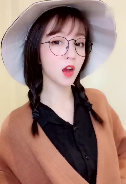 莉哥 美出新高度!笑容太可爱了!这造型怕是要火