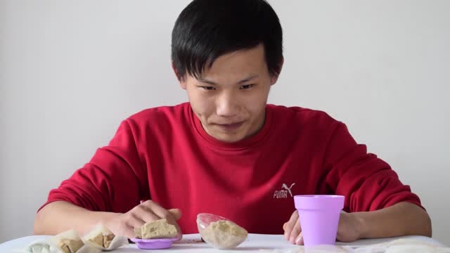 小伙带你体验100%真实吃土感受正常人走进异食癖患者的世界正能量