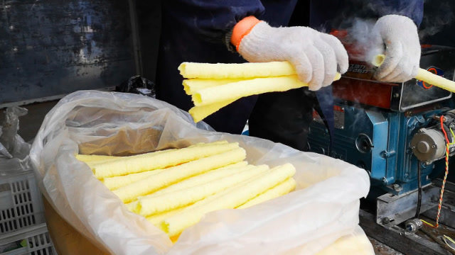 农村零食儿时的回忆,我们叫它"焦米棍",你们叫它什么呢?