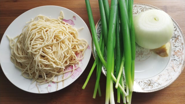 想吃蔥油拌麵?熬製蔥油怕麻煩?記住這幾點,輕鬆做拌麵