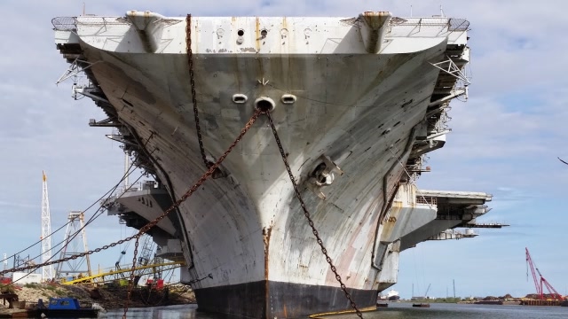 4万吨航母报废退役,中国船厂买回切割赚钱,却拆出海军稀有宝贝