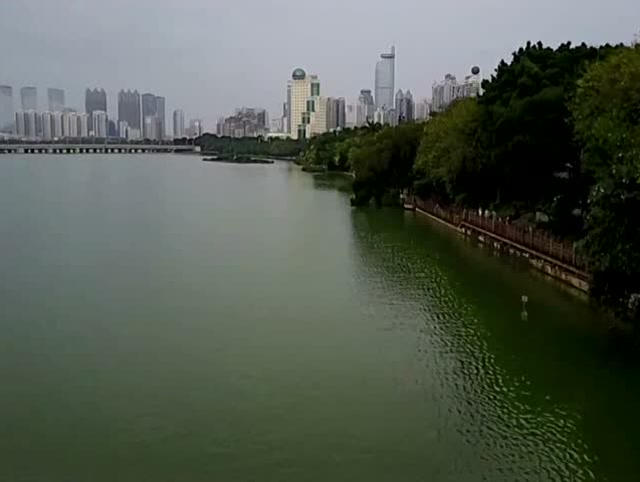 航拍广州南湖,贴水面飞行很刺激