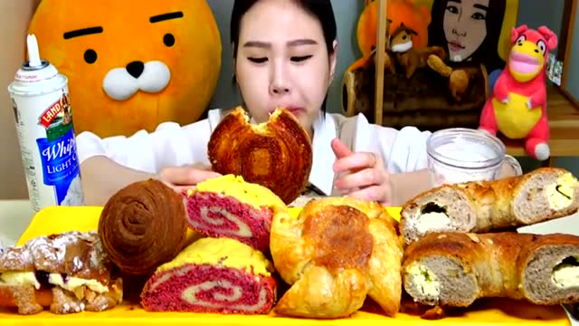 韩国吃播:美女姐姐吃面包,大口的吃,吃的真得劲