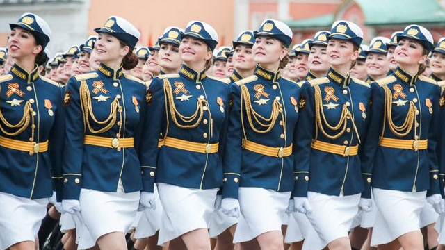 俄罗斯女兵阅兵合集图片