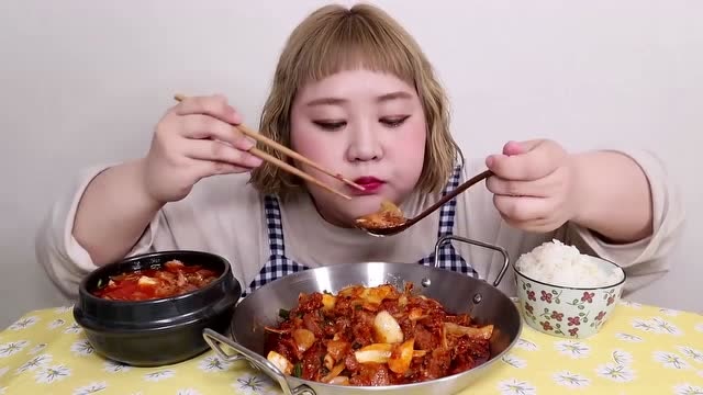 大胃王美食吃播,韩国胖妞吃金枪鱼汤和炒猪肉