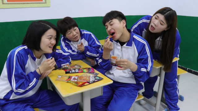 学生课堂上吃辣条,老师处罚的方法太逗了,真是长见识了