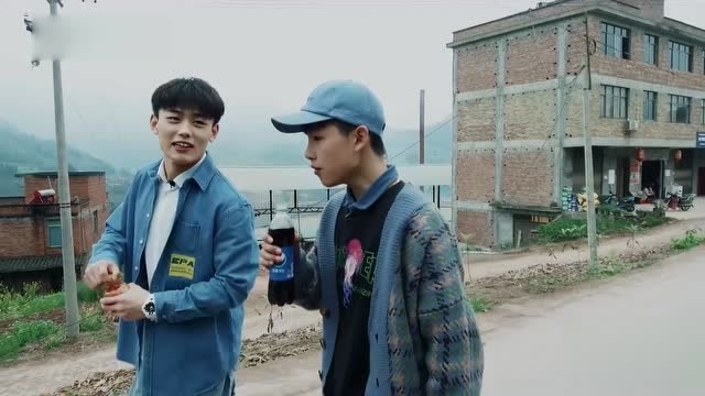 一瓶可乐的友谊黄敬冉和胡瀚文兄弟俩锁了