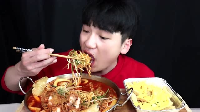 吃货峰哥吃炒年糕配炸鱿鱼和薯条,大口吃的太香我都看饿了!