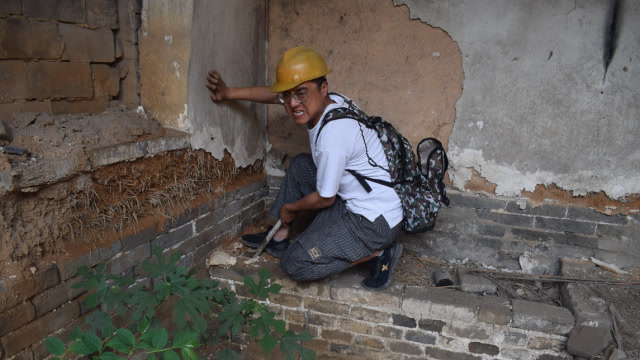 农村小伙探险老宅,墙角挖出了什么?小伙为何放下东西扭头就走?