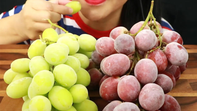 小姐姐吃冰冻提子,冰冰凉凉的,超级解暑!