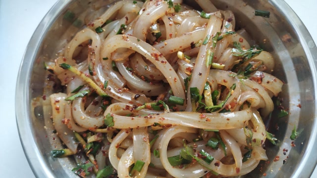 山西小吃旋粉,6块钱管饱每天中午50分钟200碗,顾客排队买