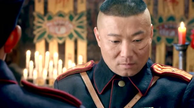 左手劈刀:龙飞抓住二当家的要害,副官在一旁帮忙询问