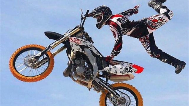 极限运动各种秀,老外上演摩托飞人,隔着屏幕吓出一身冷汗