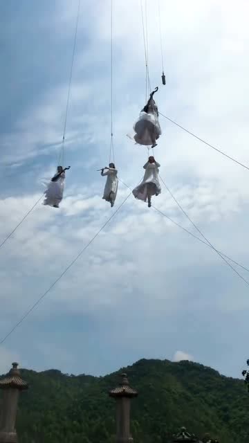 天上好看飞人,威亚吊着