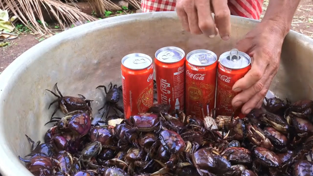 大叔拿来4罐可乐炒螃蟹,还蘸着辣椒酱吃,隔着屏幕都感觉饿了